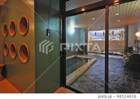 温泉旅館の大浴場の脱衣室から浴室を望む 98524616