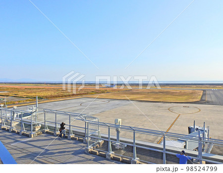 佐賀市の九州佐賀国際空港展望デッキと滑走路 佐賀市の九州佐賀国際空港展望デッキと滑走路 98524799