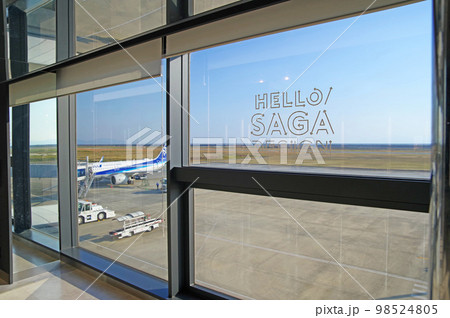 佐賀市の九州佐賀国際空港展望デッキと旅客機 佐賀市の九州佐賀国際空港展望デッキと旅客機 98524805