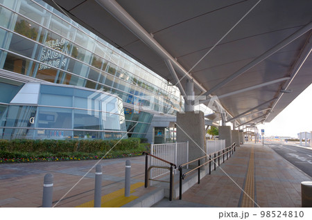 佐賀市の九州佐賀国際空港展望エントランス 98524810