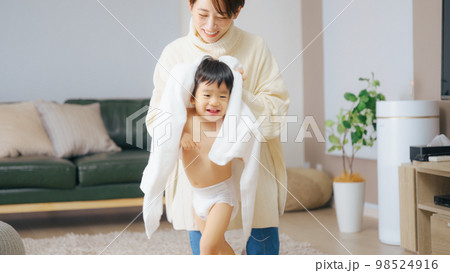 2歳の息子の髪の毛を吹き上げる母親 98524916