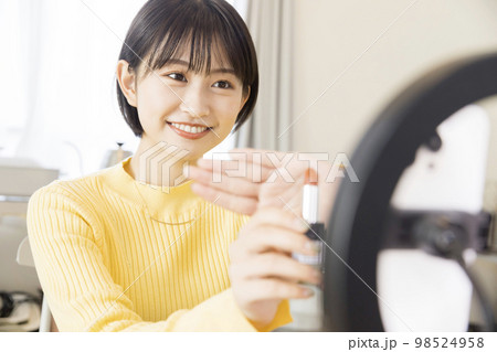 化粧品をネット配信で紹介する若い女性 インフルエンサー 化粧品をネット配信で紹介する若い女性 インフルエンサー 98524958