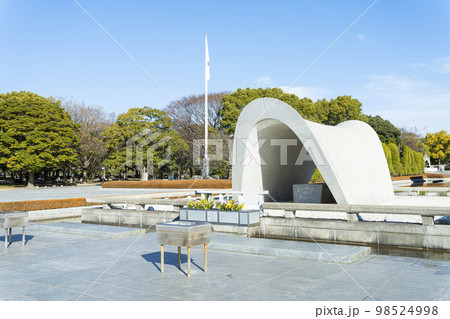 青空に映える広島の平和公園の慰霊碑 98524998