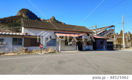 栃木県鹿沼市にある東武日光線の板荷駅 98525062