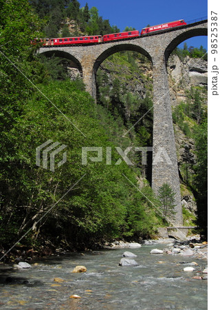 ランドヴァッサー橋を渡るレーティシュ鉄道の列車 98525387