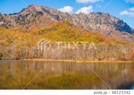 長野県 戸隠連峰 紅葉の鏡池と戸隠山 長野県 戸隠連峰 紅葉の鏡池と戸隠山 98525592