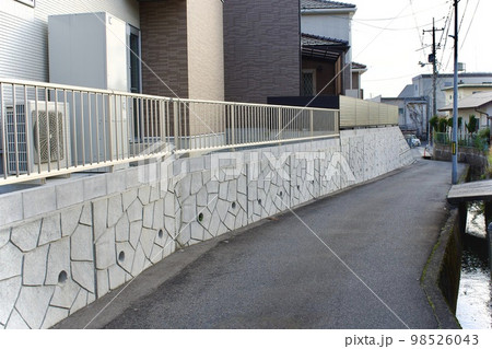 住宅の擁壁ブロックとフェンス 住宅の擁壁ブロックとフェンス 98526043