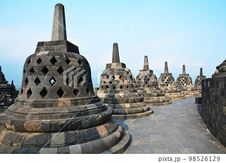 インドネシアジャワ島の世界遺産、ボロブドゥール遺跡 98526129