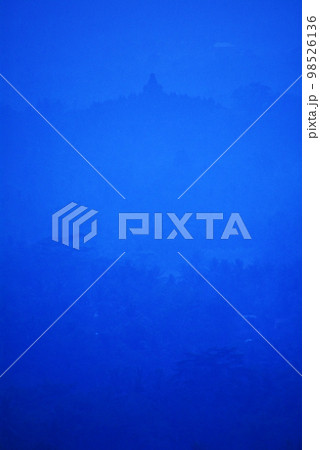 インドネシアジャワ島の世界遺産、ボロブドゥール遺跡 98526136