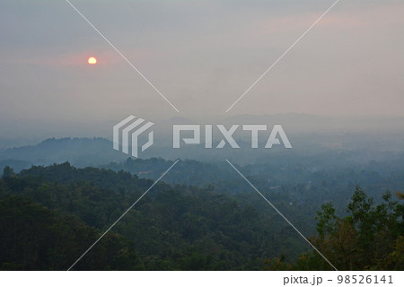 インドネシアジャワ島の世界遺産、ボロブドゥール遺跡 98526141