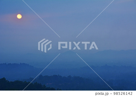 インドネシアジャワ島の世界遺産、ボロブドゥール遺跡 98526142