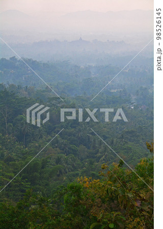 インドネシアジャワ島の世界遺産、ボロブドゥール遺跡 98526145