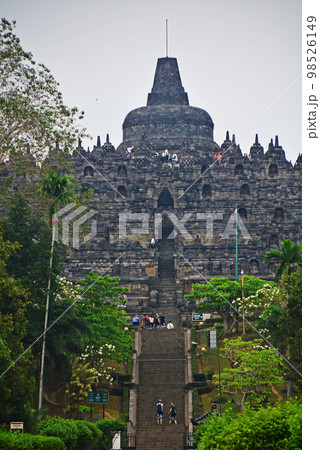 インドネシアジャワ島の世界遺産、ボロブドゥール遺跡 98526149