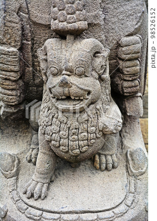 インドネシアジャワ島の世界遺産、ボロブドゥール遺跡 98526152