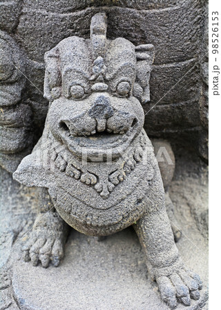 インドネシアジャワ島の世界遺産、ボロブドゥール遺跡 98526153