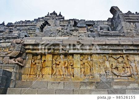 インドネシアジャワ島の世界遺産、ボロブドゥール遺跡 98526155