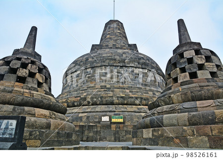 インドネシアジャワ島の世界遺産、ボロブドゥール遺跡 98526161