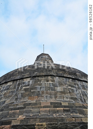 インドネシアジャワ島の世界遺産、ボロブドゥール遺跡 98526162