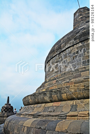 インドネシアジャワ島の世界遺産、ボロブドゥール遺跡 98526164