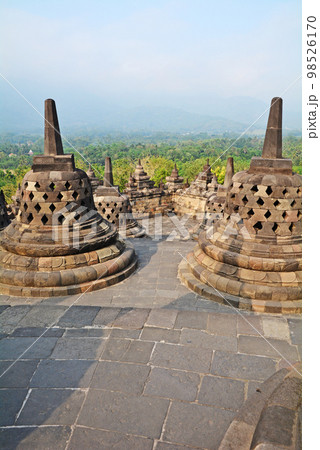 インドネシアジャワ島の世界遺産、ボロブドゥール遺跡 98526170