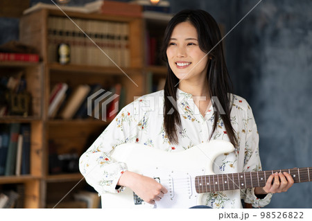ギターを弾く若い女性 ギターを弾く若い女性 98526822