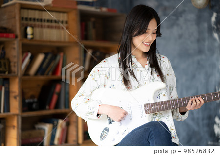 ギターを弾く若い女性 ギターを弾く若い女性 98526832