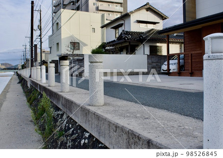 川沿いの道路側に並んだ美しい円柱石の写真素材 [98526845] - PIXTA
