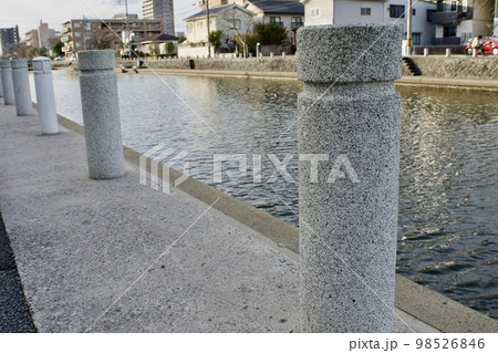 川沿いの道路側に並んだ美しい円柱石の写真素材 [98526846] - PIXTA