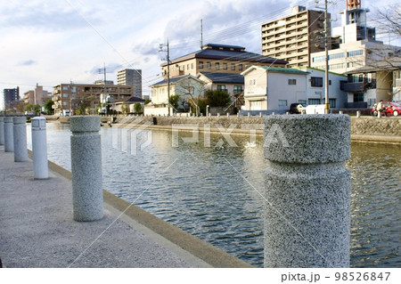 川沿いの道路側に並んだ美しい円柱石の写真素材 [98526847] - PIXTA