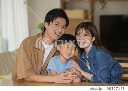 笑顔の日本人家族・子育てファミリーイメージ 笑顔の日本人家族・子育てファミリーイメージ 98527143