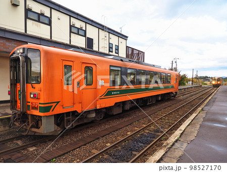 津軽鉄道の気動車 津軽21形（走れメロス） 98527170