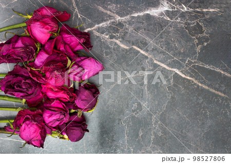 Withered and dry red roses. Marble background. Top view. Place for text. Copy space. Withered and dry red roses. Marble background. Top view. Place for text. Copy space. 98527806