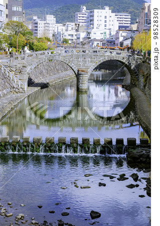 長崎の人気観光スポット　眼鏡橋 98528309