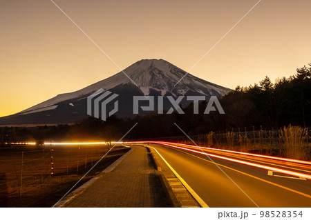 富士山と車の光跡 富士山と車の光跡 98528354
