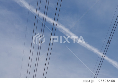 電線と飛行機雲 98528460