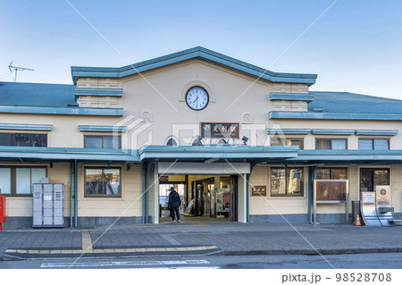 早朝のJR両毛線 足利駅 駅舎 栃木県足利市 早朝のJR両毛線 足利駅 駅舎 栃木県足利市 98528708