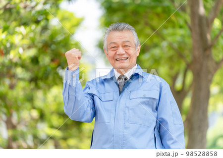 作業着 シニア 新緑 男性 ガッツポーズ 作業着 シニア 新緑 男性 ガッツポーズ 98528858