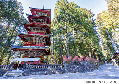 冬晴れの日光東照宮 五重塔 栃木県日光市の写真素材 [98529016] - PIXTA