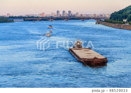 Heavy long barge sailing on the Dnieper river in Kiev, Ukraine 98529033