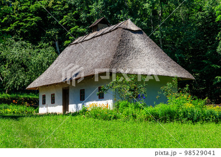 Ancient traditional ukrainian rural house in Pyrohiv (Pirogovo) village near Kiev, Ukraine 98529041