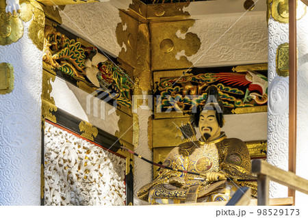 冬晴れの日光東照宮　陽明門　随身像（左）　栃木県日光市 98529173