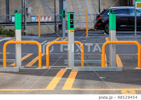 フラップレスコインパーキングと利用車のナンバーを監視するカメラ 98529454