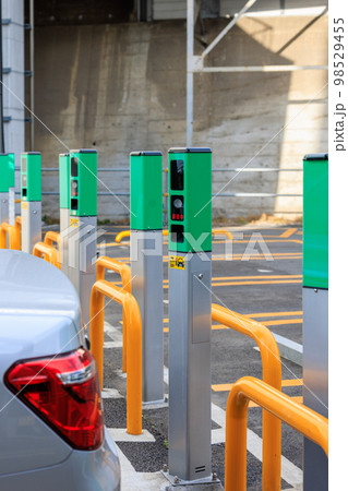 フラップレスコインパーキングの利用車のナンバーを監視するカメラと課金中の表示 98529455