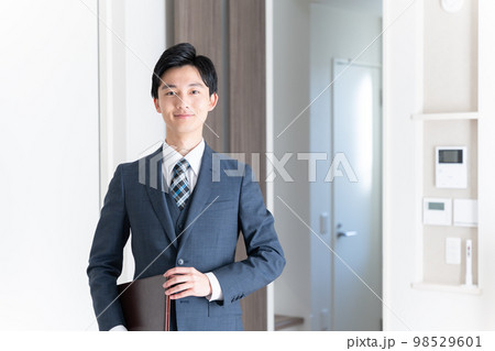 家を案内をする不動産営業マン(内見・内覧・マンション・アパート・ビジネスマン) 家を案内をする不動産営業マン(内見・内覧・マンション・アパート・ビジネスマン) 98529601