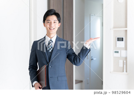 家を案内をする不動産営業マン（内見・内覧・マンション・アパート・ビジネスマン） 98529604