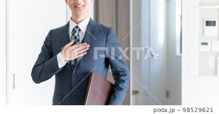 家を案内をする不動産営業マン（内見・内覧・マンション・アパート・ビジネスマン） 98529621