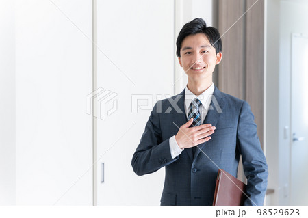 家を案内をする不動産営業マン（内見・内覧・マンション・アパート・ビジネスマン） 98529623