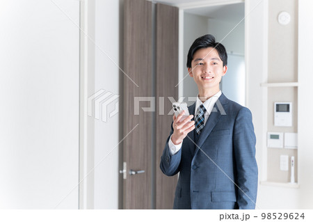 スマホを使うビジネスマン スマホを使うビジネスマン 98529624