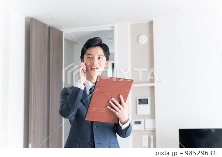 スマホで話すビジネスマン 98529631