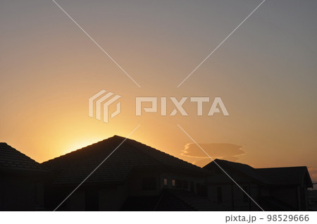 街の夕景 98529666